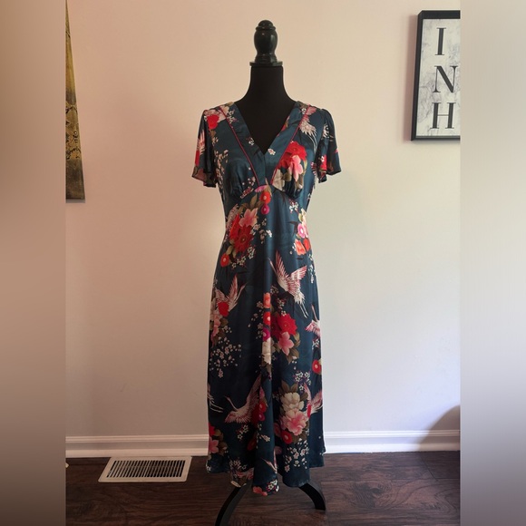 Beautiful dress bought in Europe. Smooth material and lovely pattern. - Picture 4 of 5